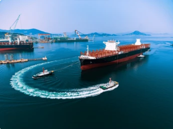 Bulk carrier with tugs