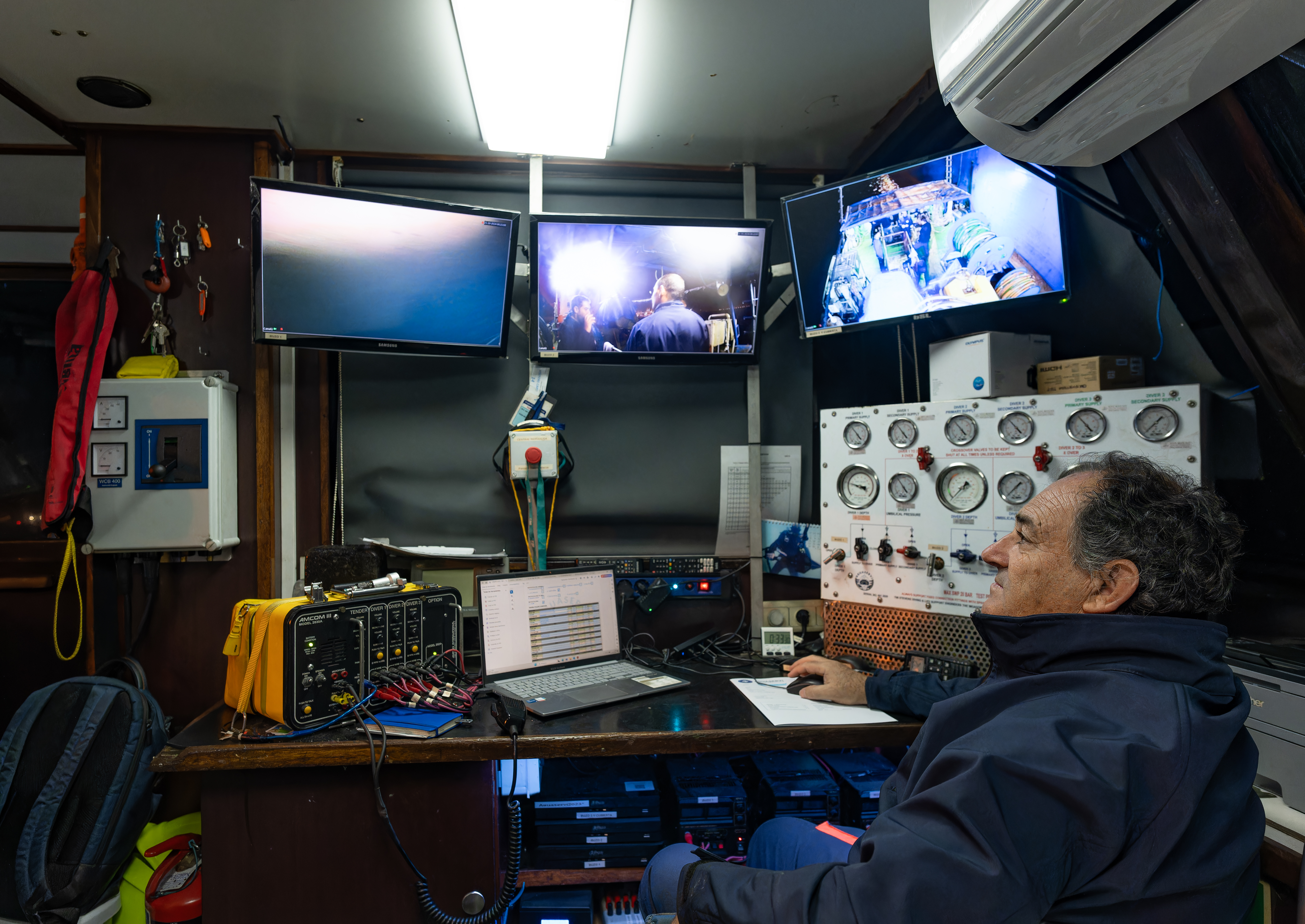 Operator of diving boat is ovserving undeer water hull cleaning. Algeciras, Spain 2024. Photo By Capt. Tymur Rudov Product